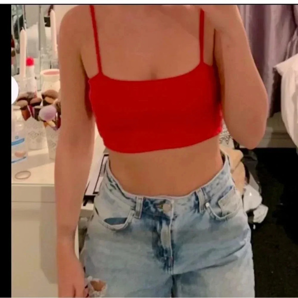 RED PRETTYLITTLETHING SLINKY STRAIGHT NECK SPAGHETTI STRAP CROP
SIZE 2 - Picture 2 of 11